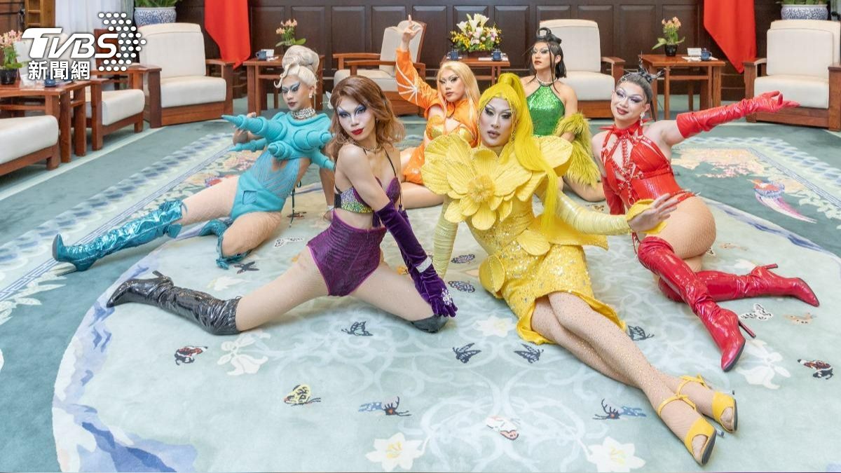 變裝皇后妮妃雅奪《魯保羅》總冠軍!背後推手為他關掉世界的雜音