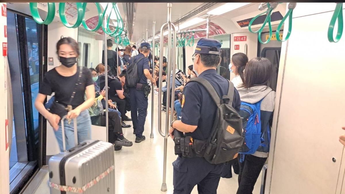 高雄捷運警察隊每日有50人次進行兩小時一次的全線車廂巡邏,現在則增派警力至100人次。(圖/高雄捷運警察提供)