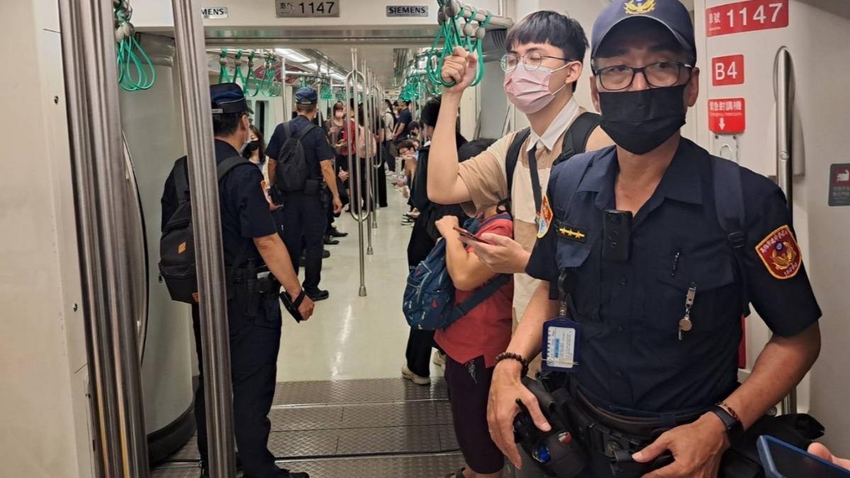 高雄捷運警察隊每日有50人次進行兩小時一次的全線車廂巡邏,現在則增派警力至100人次。(圖/高雄捷運警察提供)