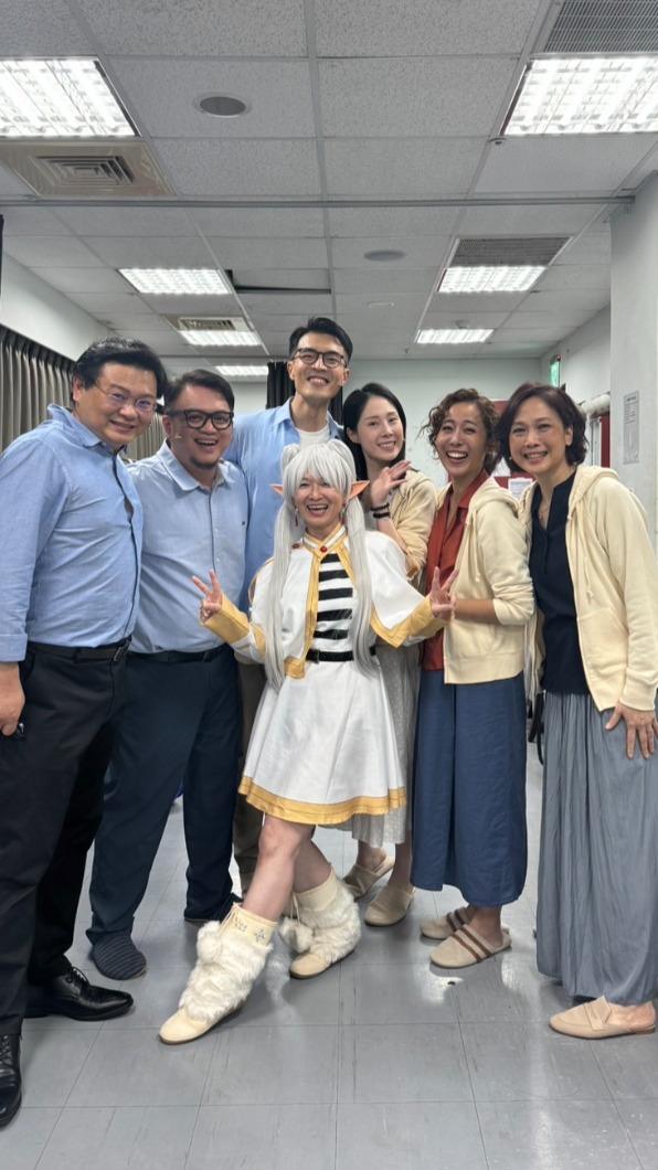 謝瓊煖(前排中)扮演成「芙莉蓮」客串舞台劇。(圖/寬想國際娛樂提供)
