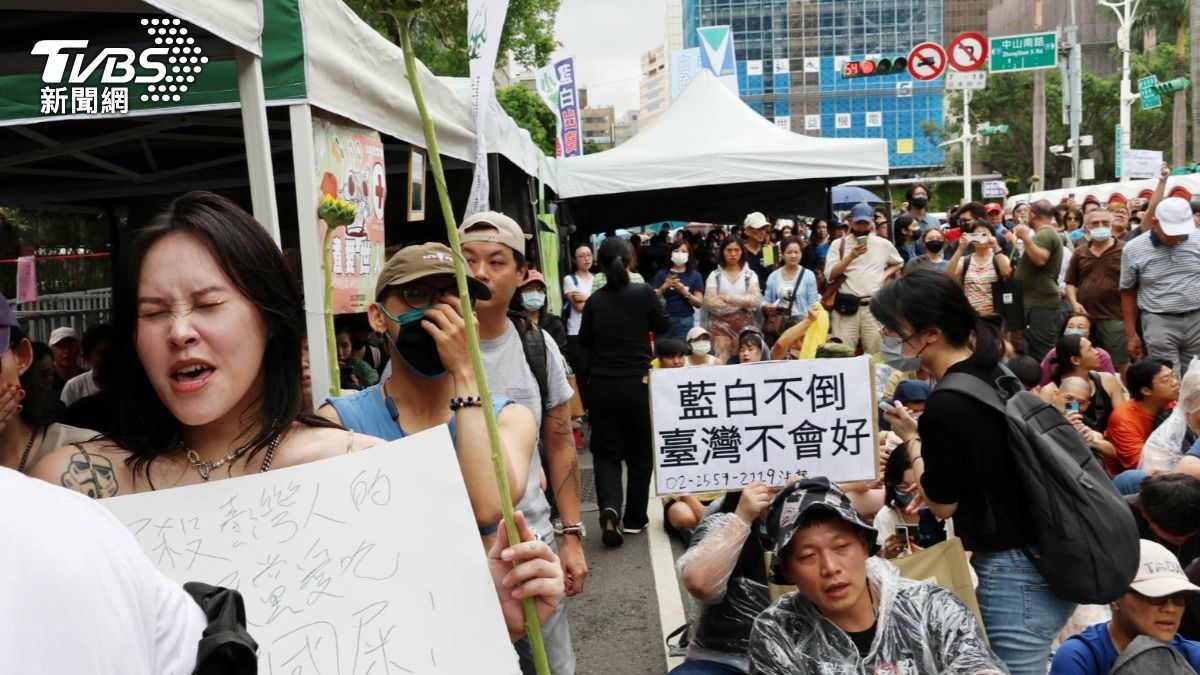 立法院外抗議民眾。(圖/葉志明攝)