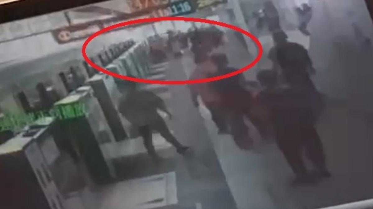 快訊/監視器曝光!中捷砍人列車一進站 乘客衝出狂奔逃命