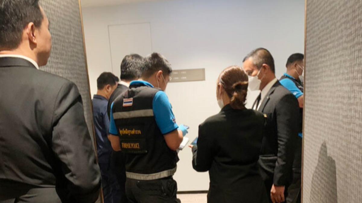 王姓男子被後續趕到飯店的警方制伏,並被指控犯下多項罪名。(圖/翻攝自Khaosod)