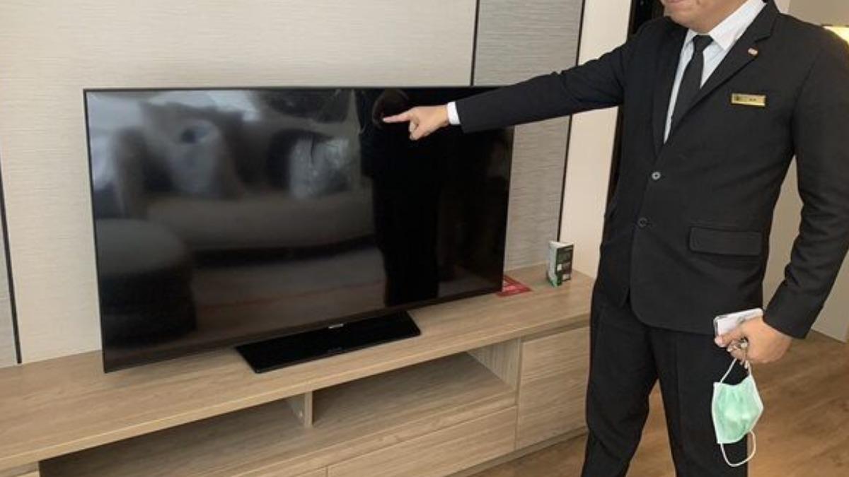 王姓男子酒醉後將房內的電視砸壞。(圖/翻攝自Khaosod)