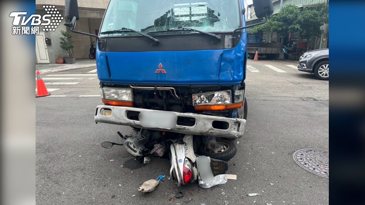 無號誌路口貨車撞超速機車「騎士捲車底亡」 司機下場曝