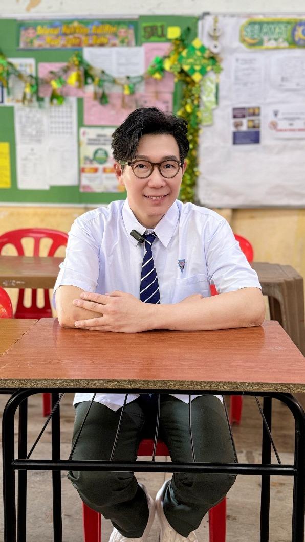 品冠日前回馬來西亞宣傳演唱會，換上高中母校制服重返校園宣傳。（圖／種子音樂提供）