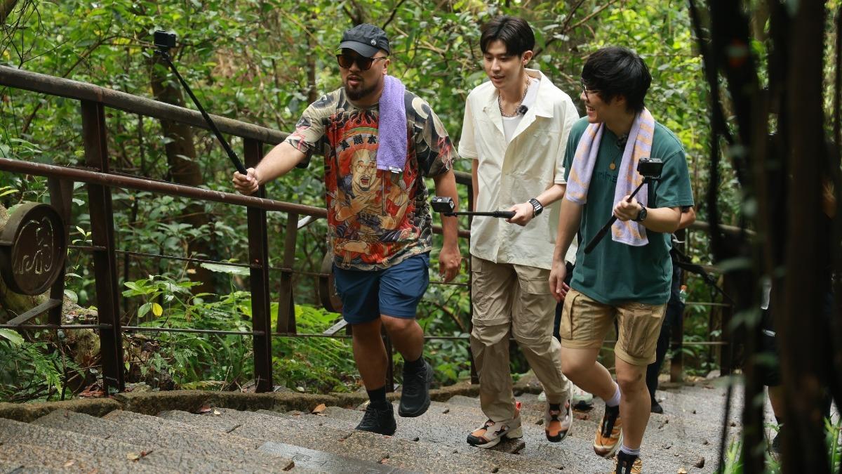 美麗本人(左起)、李玉璽和盧廣仲爬象山訓練體能。(圖/亞洲旅遊台提供)