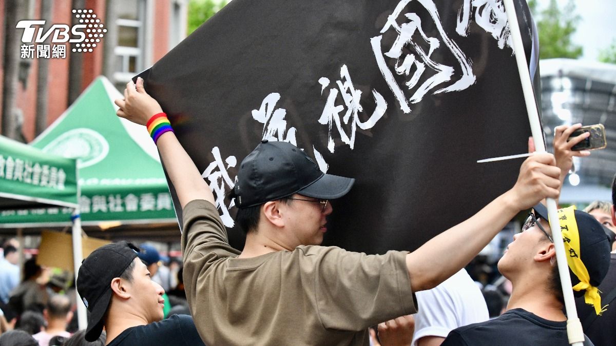 民眾舉起「我藐視國會」抗議旗子。（圖／胡瑞麒攝）