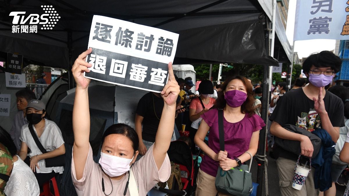 立法院外民眾舉起抗議牌子。（圖／胡瑞麒攝）