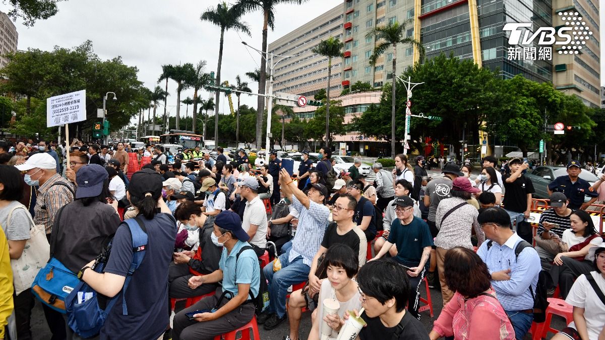 立法院外聚集越來越多民眾。（圖／胡瑞麒攝）