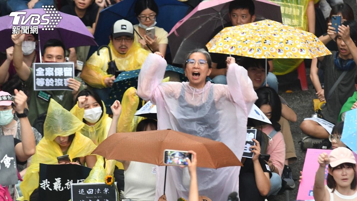抗議民眾情緒高昂。（圖／胡瑞麒攝）