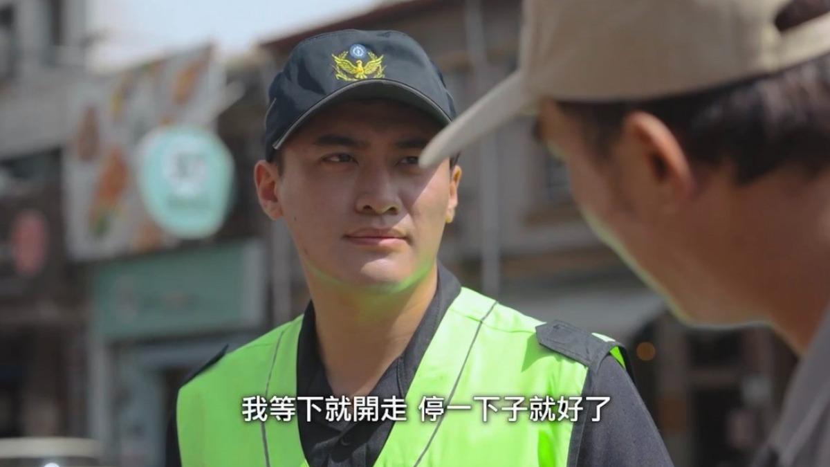 併排違停不僅影響行車順暢，更可能導致交通事故。（圖／交通大隊提供）