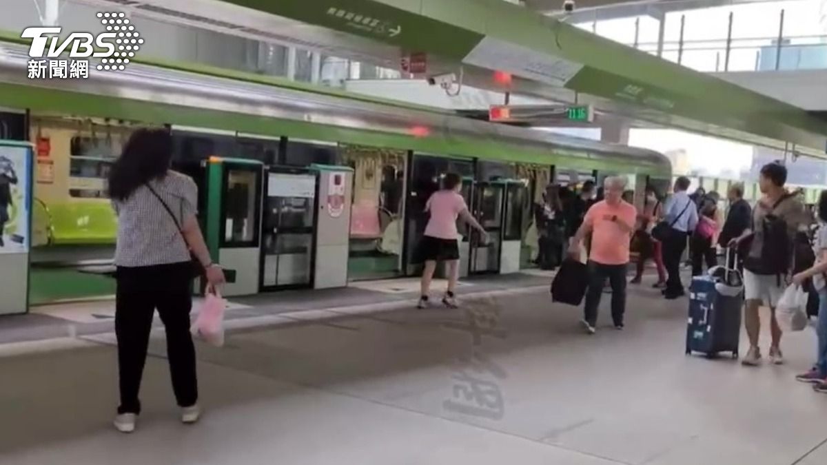前環保署長魏國彥跑出車廂後,隨後也有大批乘客跟著逃離。(圖/翻攝記者爆料網)