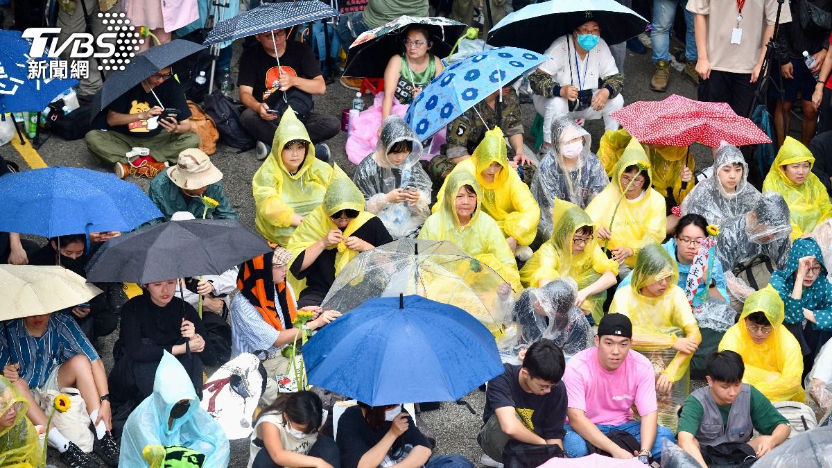 下午天氣不佳，許多民眾紛紛拿出雨具。（圖／胡瑞麒攝）