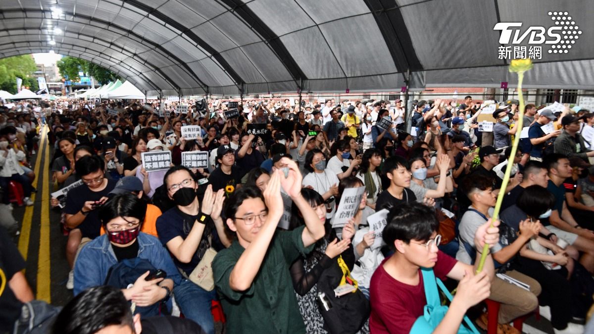 立法院外聚集許多民眾。（圖／胡瑞麒攝）