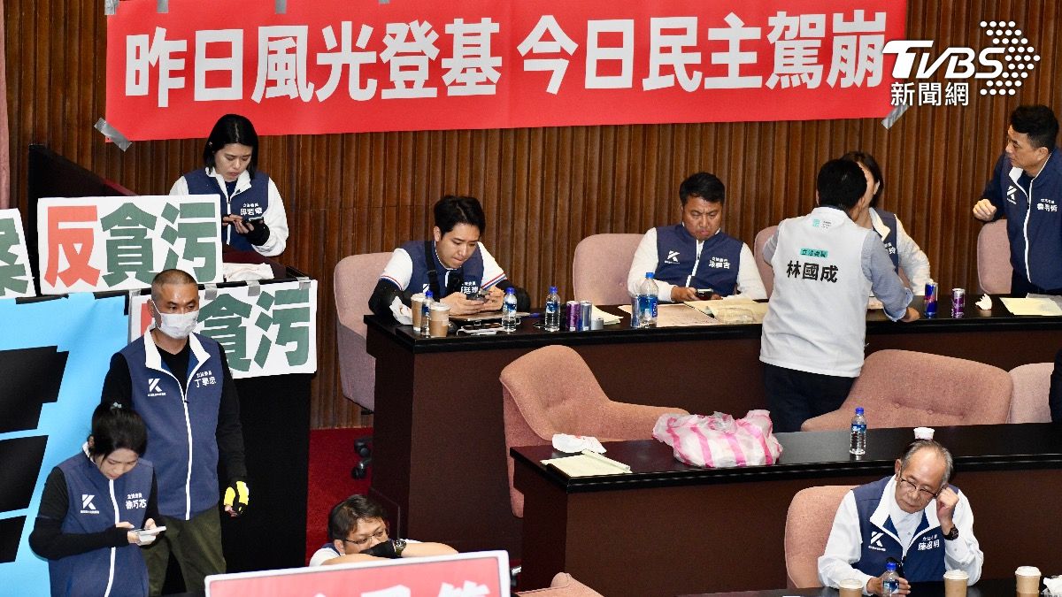 國民黨立委在議場內固守主席台。(圖/胡瑞麒攝)