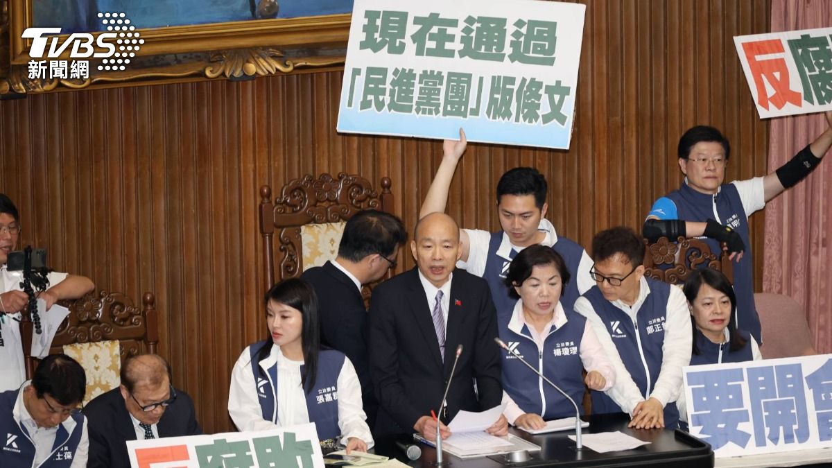 國民黨團立委將立法院長韓國瑜團團圍住。（圖／葉志明攝）