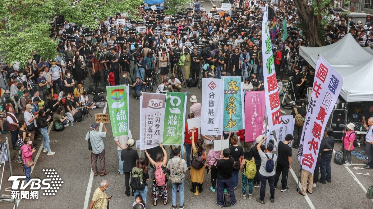 台灣公民陣線、公投護台灣聯盟等團體聯合上街抗議。（圖／葉志明攝）