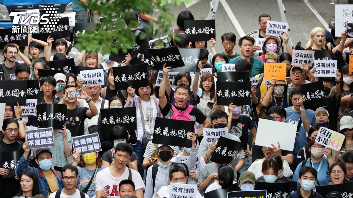 立法院外抗議群眾。（圖／葉志明攝）