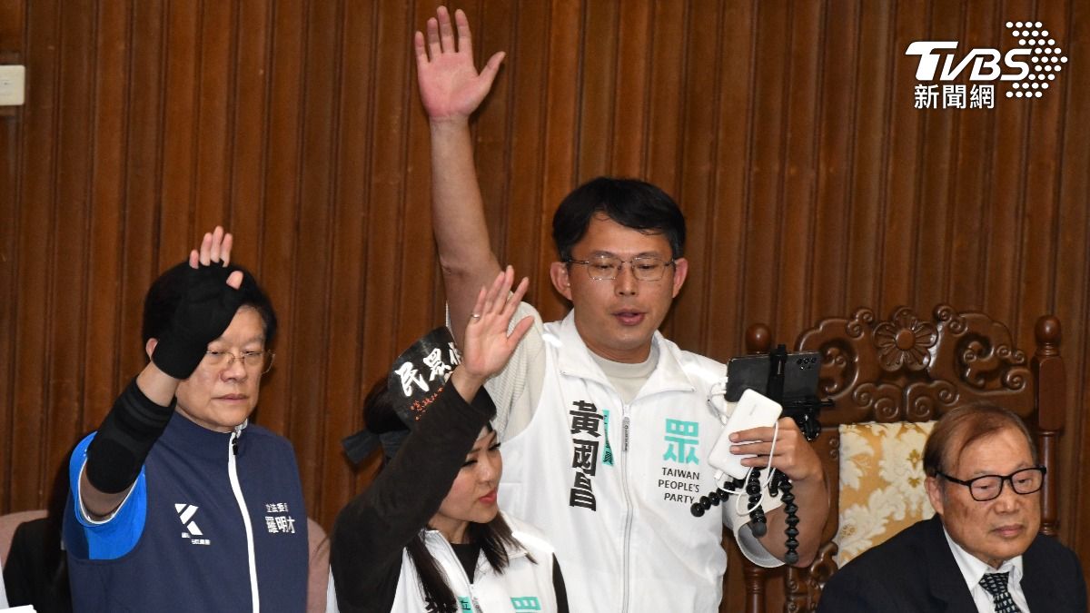藍白立委邊舉手投票邊佔領主席台。（圖／胡瑞麒攝）