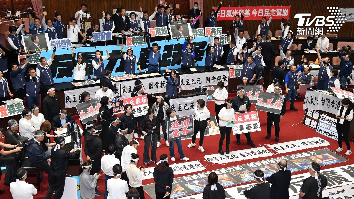 立法院內舉手表決。（圖／胡瑞麒攝）