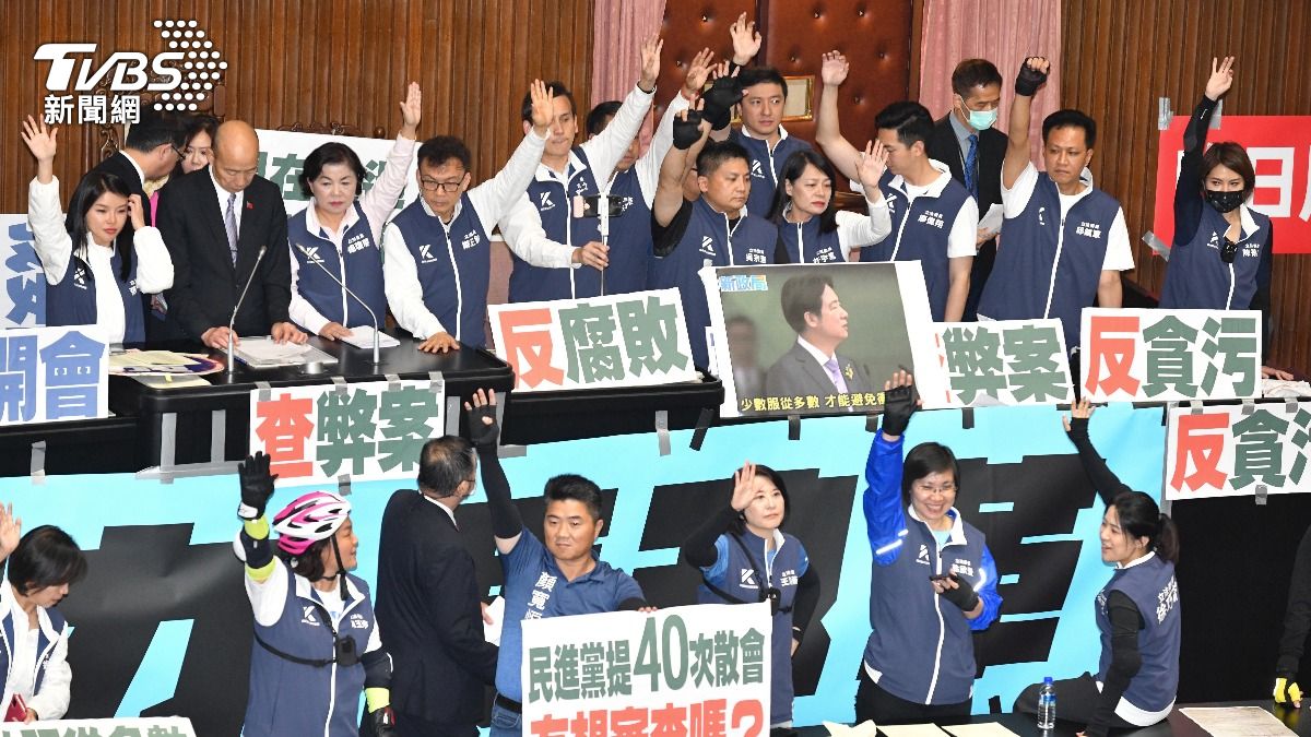 立法院內舉手表決。（圖／胡瑞麒攝）