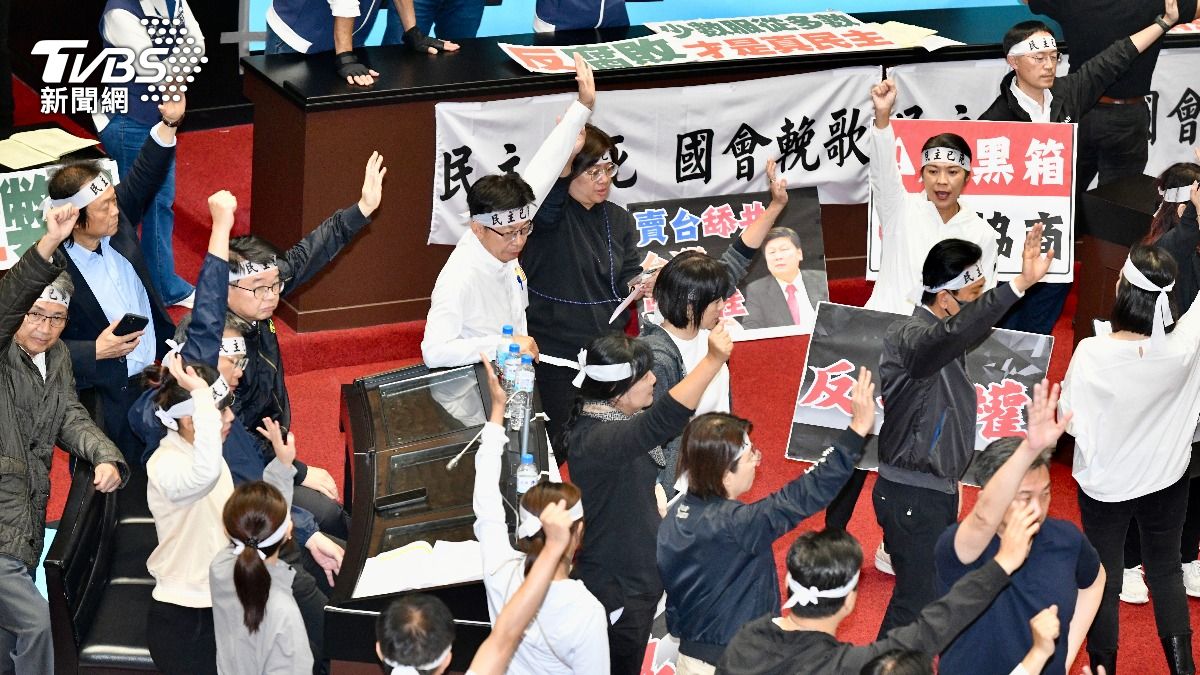 綠委們手持白布條、頭綁白布條抗議。（圖／胡瑞麒攝）