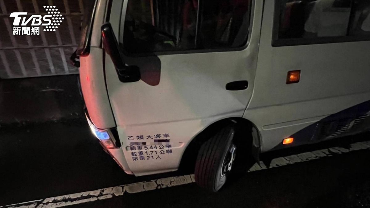 康橋中學校車疑似因打滑擦撞隧道牆壁。（圖／TVBS）