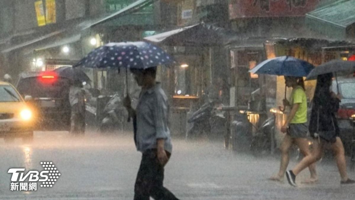 梅雨伴雷擊狂炸!明「雨彈升級」天氣更惡劣 半個台灣躲不了