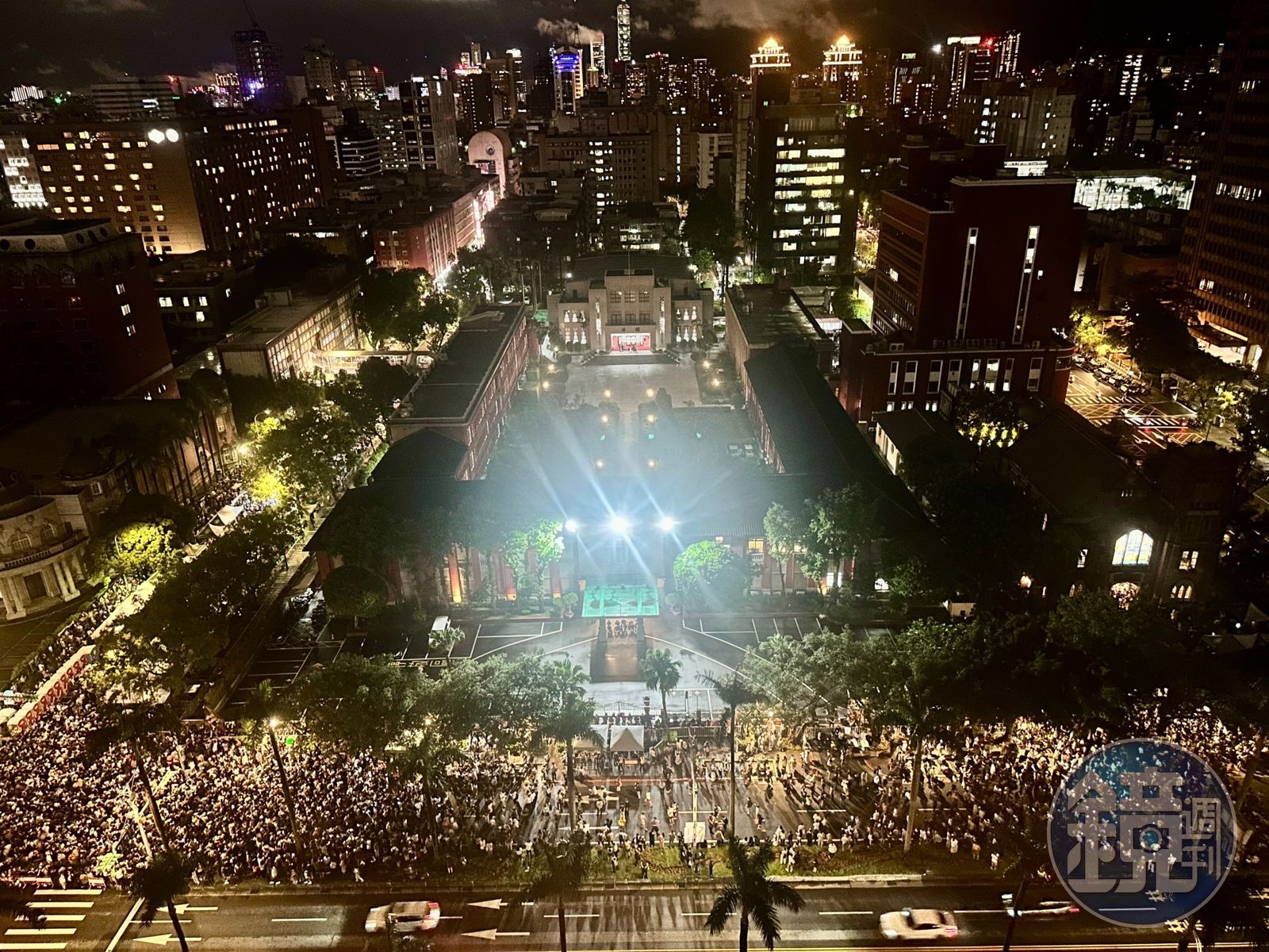 今日立法院外聚集上千民眾,場面驚人。