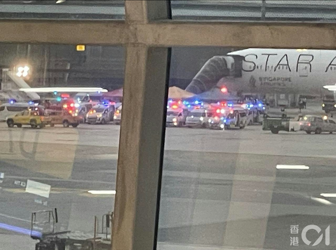 多輛救護車在停機坪上。（圖／香港01）