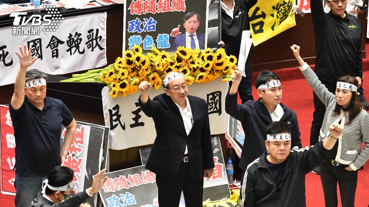 民進黨立委晚間拿黃底黑字大型布條出場。（圖／胡瑞麒攝）
