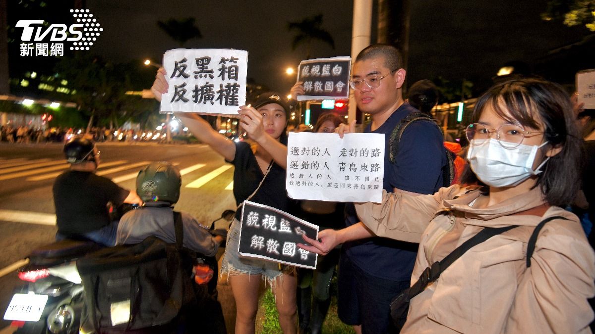 現場民眾在立院外持續抗議。（圖／胡瑞麒攝）