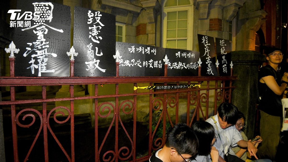 抗議民眾在立院外欄杆架起看板。（圖／胡瑞麒攝）