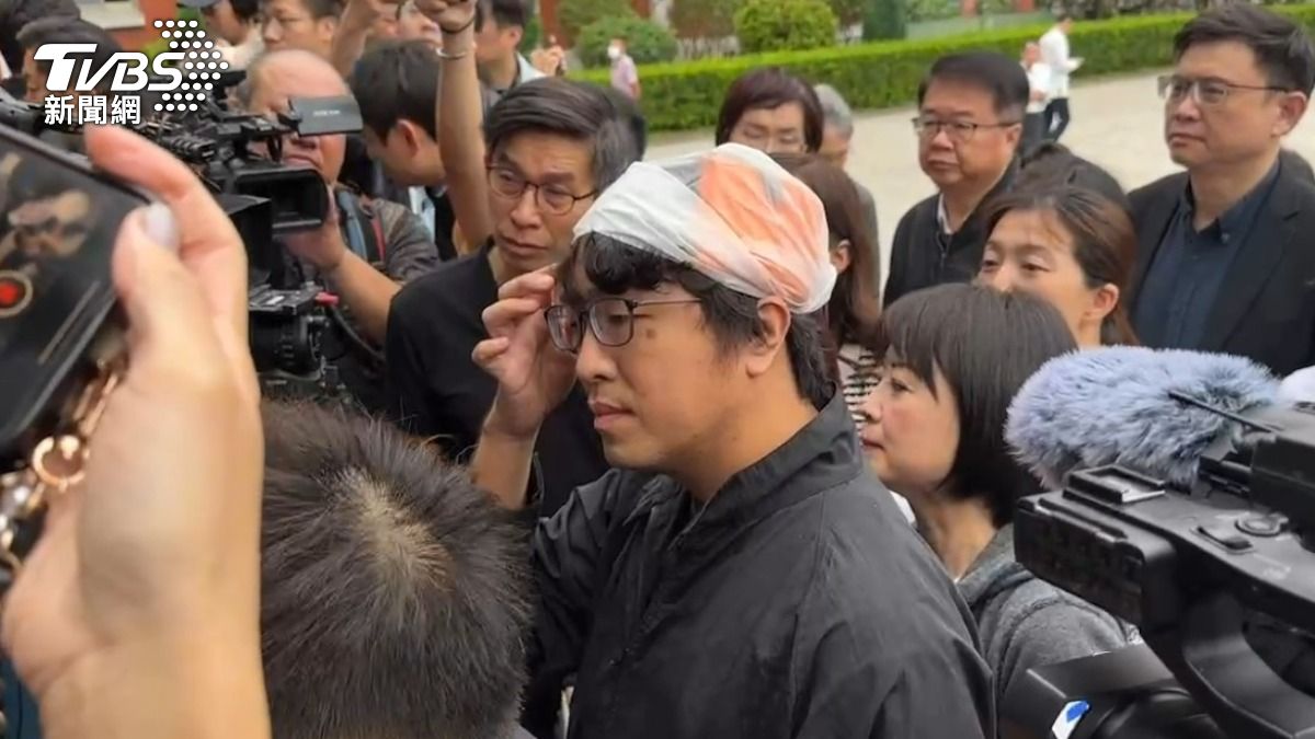 包頭現身立法院！遭藍酸「演八點檔」　沈伯洋氣罵：沒下限