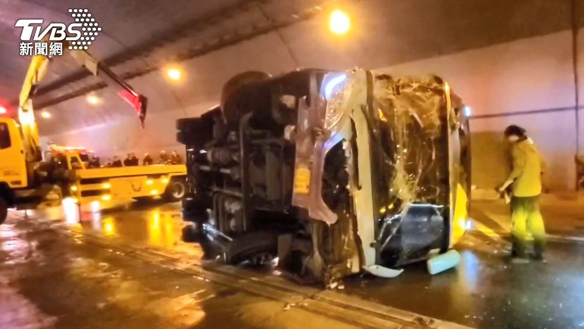 康橋校車隧道內疑似打滑自撞　2學生送醫