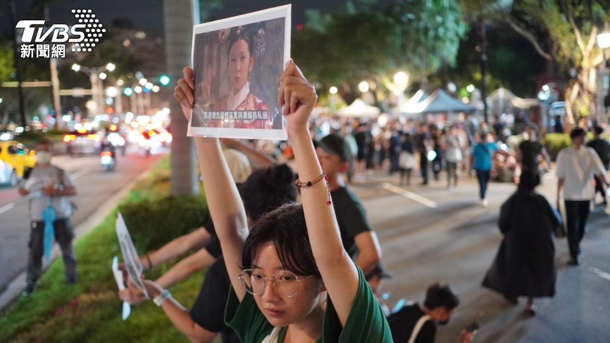 民眾舉著與傅崐萁、黃國昌有關的抗議文宣。（圖／區國強攝）