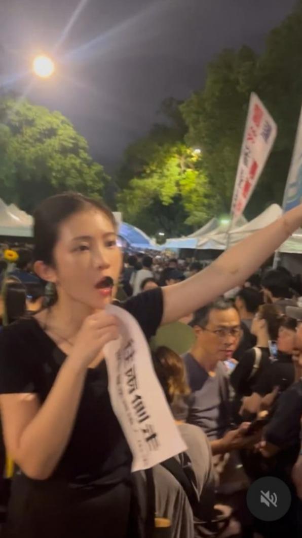 鄭家純在現場指揮人流。(圖/翻攝自黃瓊慧threads)