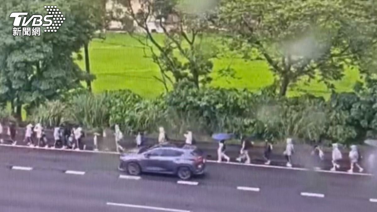 誤會一場!一排學生國道大縱走 雨中漫步國3大溪段路肩原因曝
