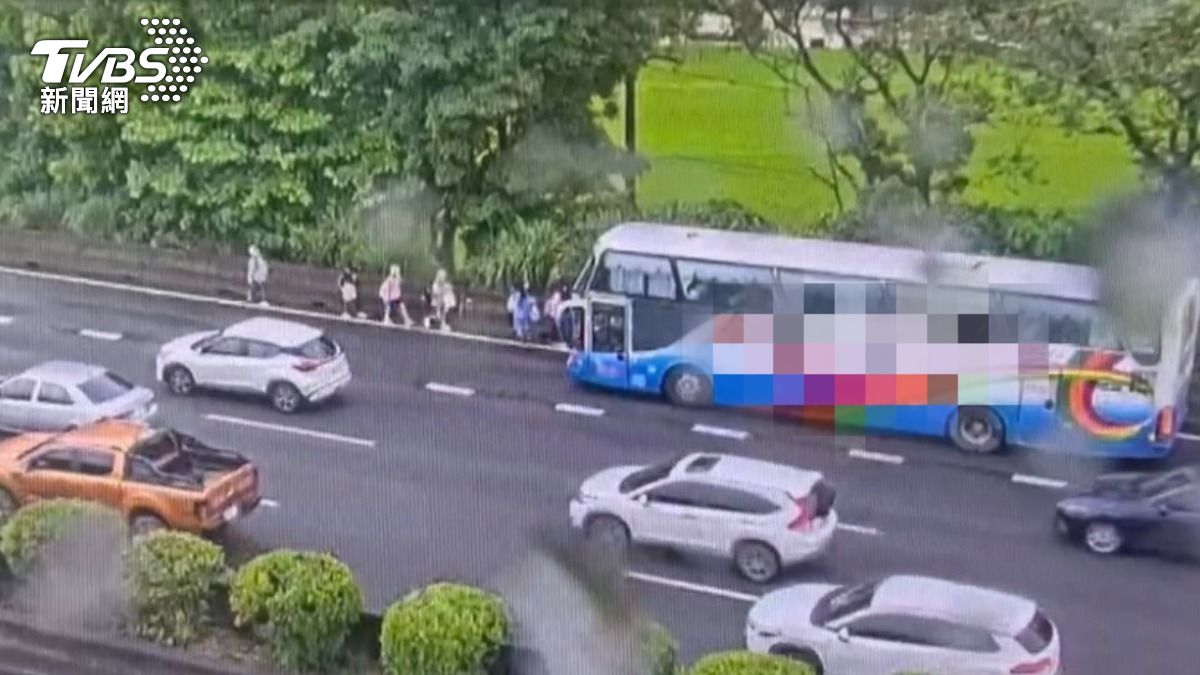 校車司機氣切無法說話！學生誤會下車淋雨走國道　警方要罰了