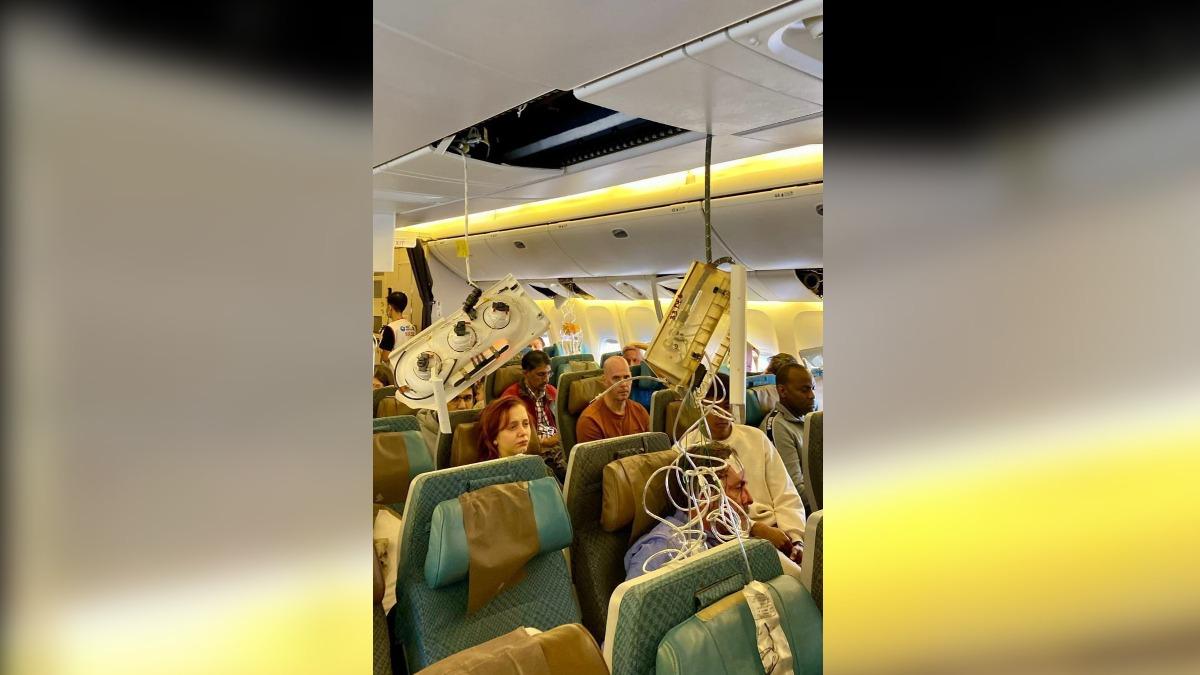 新航客機天花板損壞。(圖/翻攝自 X)