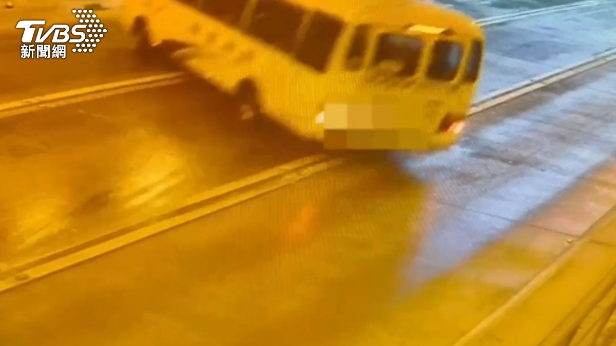 3月才翻車!康橋校車「90度飄移撞壁」釀3傷 打滑瞬間曝