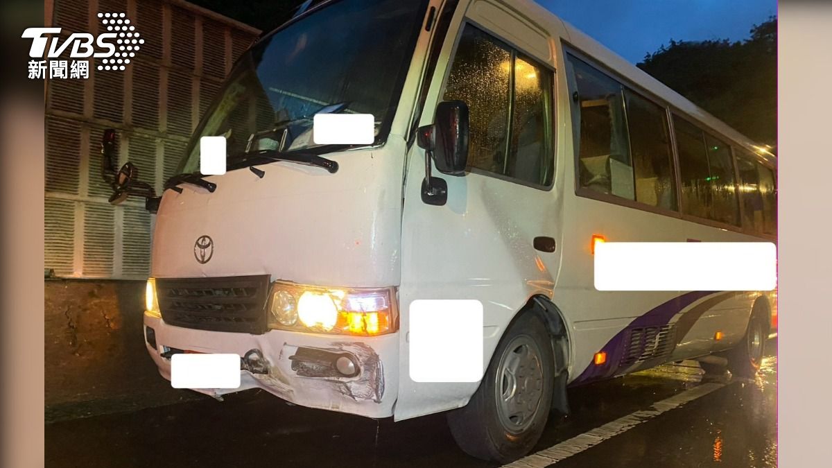康橋校車打滑自撞隧道壁,左側車頭毀損。(圖/TVBS)