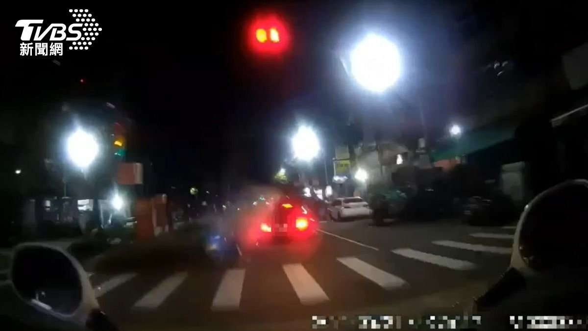 陳姓毒蟲逃逸時擦撞分隔島失控。(圖/TVBS)
