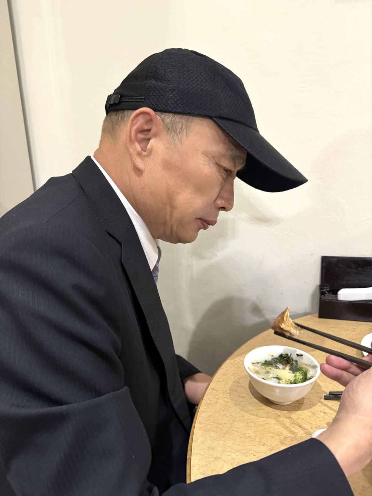 韓國瑜22日凌晨PO吃稀飯照。(圖/翻攝自韓國瑜臉書)