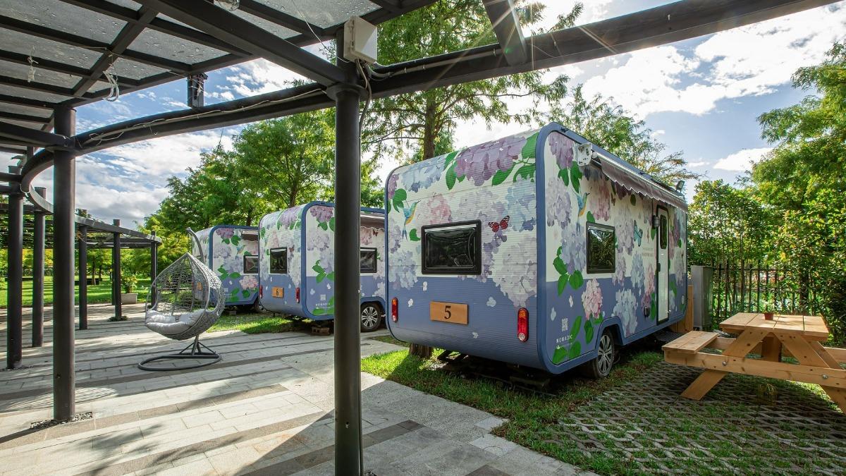 詢問度爆表的黑RURU露營車一泊三食,二大二小入住只要$9,999起。(圖/綠舞提供)