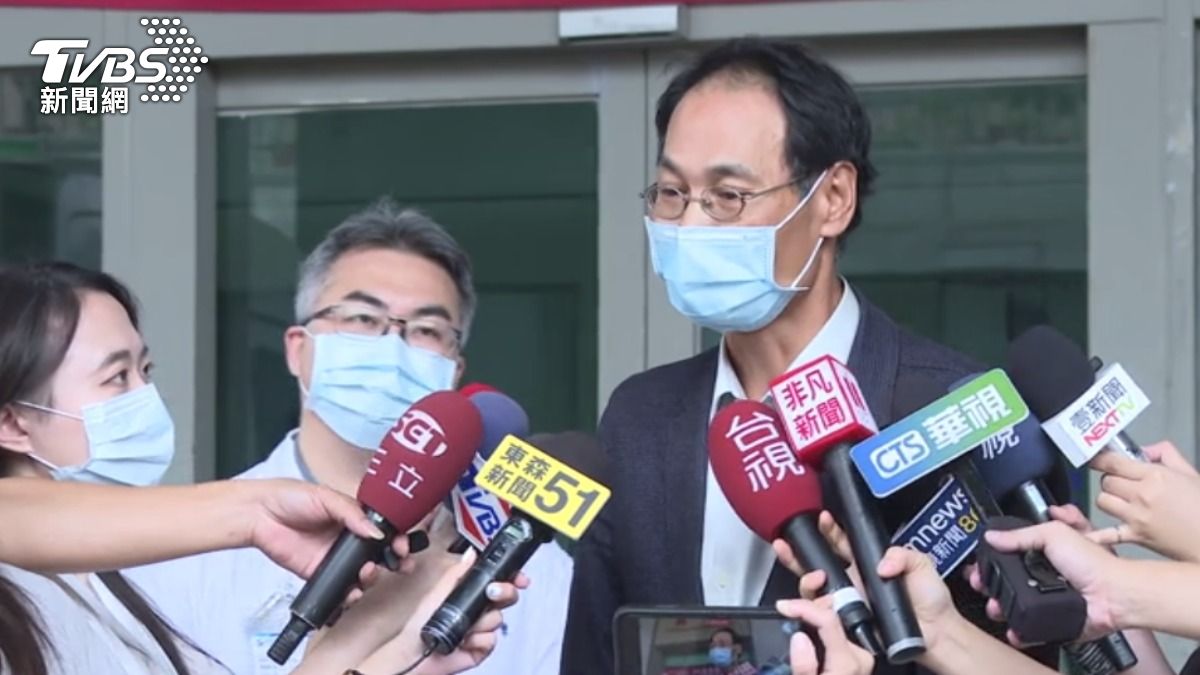 林新醫院副院長黃永鎮說明3人傷勢。(圖/TVBS)