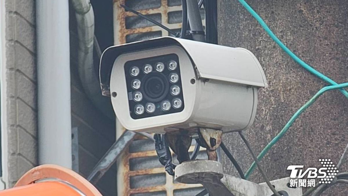 其實基隆市警察局監視器故障率居高不下,很多都需要靠民間監視器找出簡男行蹤。(圖/TVBS)