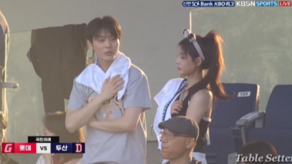 Soodam被轉播拍到和神秘男一起看球賽。(圖/翻攝自theqoo)