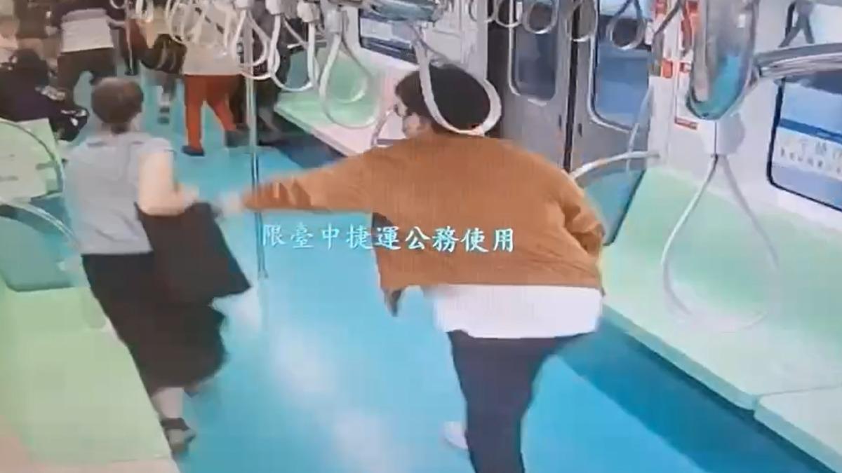 中捷車廂內畫面曝光!乘客見刀嚇到逃竄 外籍女險被抓住